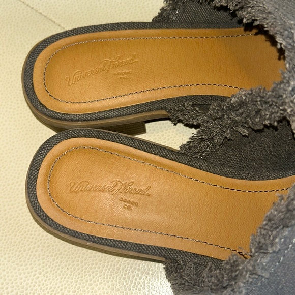 Universal Threads Slide/Sandals/Slip On Women's Size 8 Charcoal Denim Frayed - Picture 9 of 10